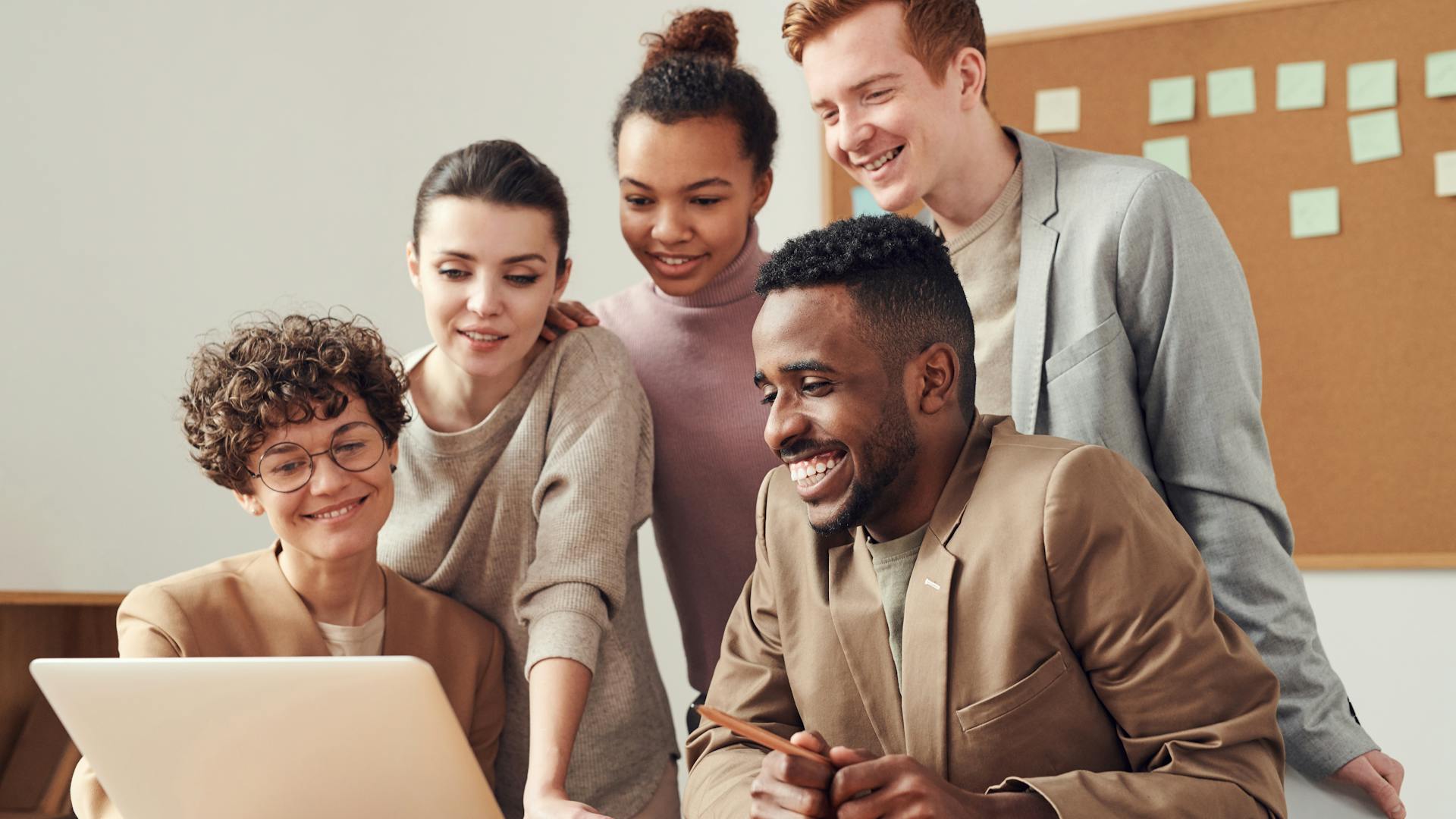 Equipe criativa trabalhando na direção de sites premium